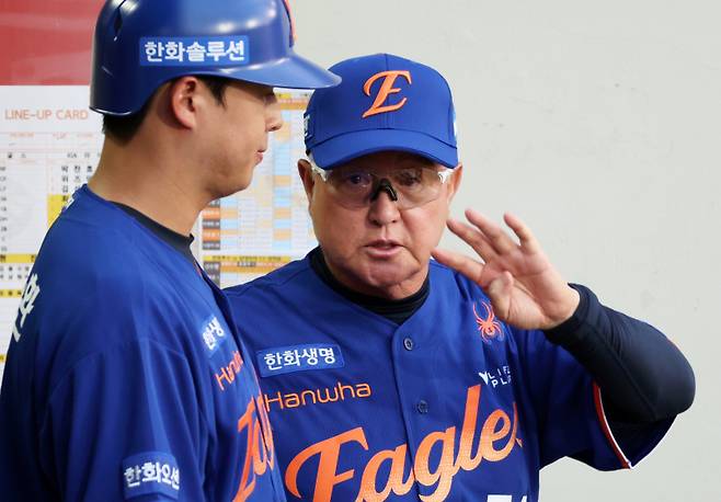 <yonhap photo-4040=""> 노시환에게 조언하는 김경문 감독 (광주=연합뉴스) 조남수 기자 = 1일 광주기아챔피언스필드에서 열린 한화 이글스와 KIA 타이거즈의 경기. 한화 김경문 감독이 3회초 공격을 준비하며 노시환에게 조언하고 있다. 2025.8.1 iso64@yna.co.kr/2025-08-01 19:46:53/ <저작권자 ⓒ 1980-2025 ㈜연합뉴스. 무단 전재 재배포 금지, AI 학습 및 활용 금지></yonhap>