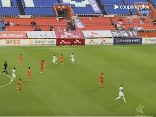 전북 이영재가 드리블하는 과정에서 제주 선수에게 유니폼이 당겨지는 장면. 사진=쿠팡플레이 캡처