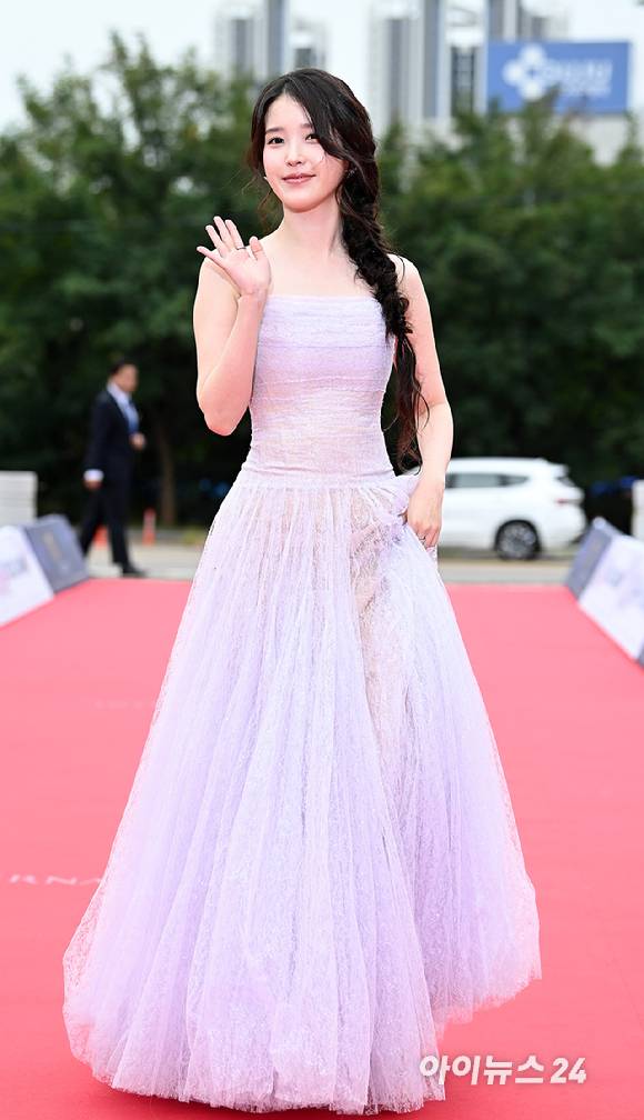 배우 아이유가 2일 오후 서울 여의도 KBS홀에서 열린 '서울드라마어워즈 2025' 레드카펫 행사에 참석하고 있다. [사진=곽영래 기자]