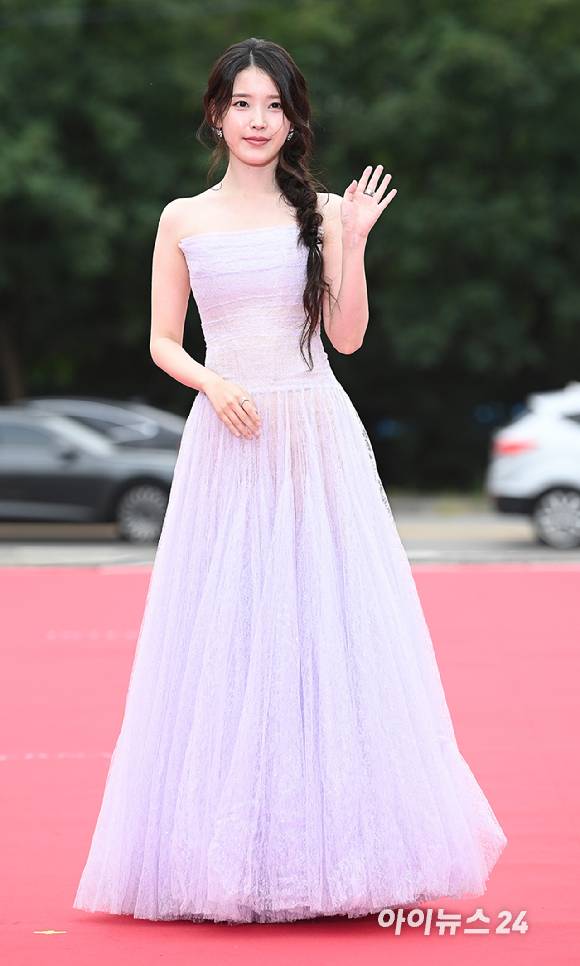 배우 아이유가 2일 오후 서울 여의도 KBS홀에서 열린 '서울드라마어워즈 2025' 레드카펫 행사에 참석하고 있다. [사진=곽영래 기자]