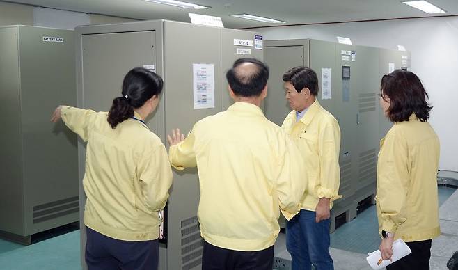 제주도교육청 데이터센터 돌아보는 김광수 제주특별자치도교육감