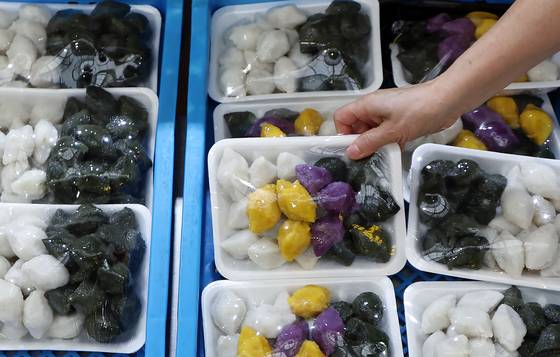 추석 명절 연휴를 하루 앞둔 2일 오후 서울 동대문구 경동시장을 찾은 시민들이 송편을 구입하고 있다. 뉴스1