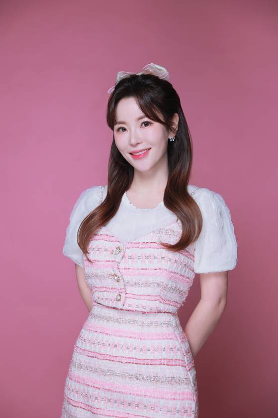 코미디언에서 가수로 변신한 이지요. 사진 본인