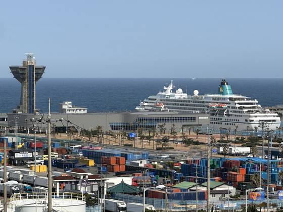 제주시 제주항에 입항한 크루즈. 최충일 기자