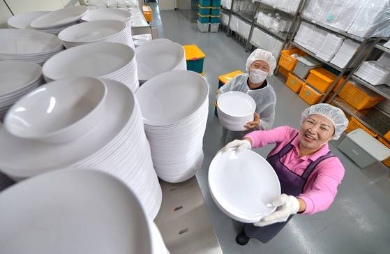 청주시 다회용기 공공세척센터 그릇 보관 창고에서 김흥동 센터장(왼쪽)과 조수민 반장이 세척된 식기를 보여주고 있다. 김성태 객원기자
