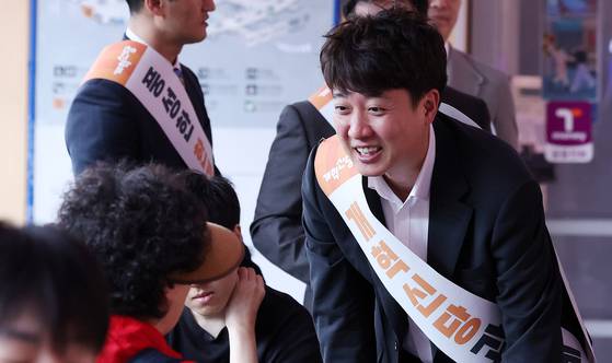 이준석 개혁신당 대표가 2일 오전 서울역에서 귀성길에 오른 시민들과 인사를 나누고 있다. 뉴스1