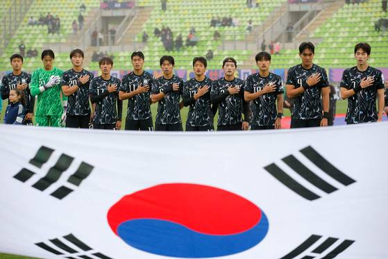 파나마전에 앞서 애국가를 제창하는 한국 선수단. AFP=연합뉴스