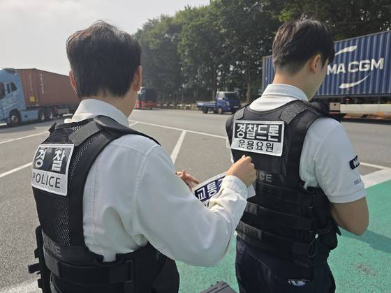 2일 오전 경부고속도로 서울방향 안성휴게소 헬기장에서 경기남부경찰청 고속도로순찰대 암행순찰팀이 경찰드론운용요원으로 표식을 바꾸고 있다. 손성배 기자