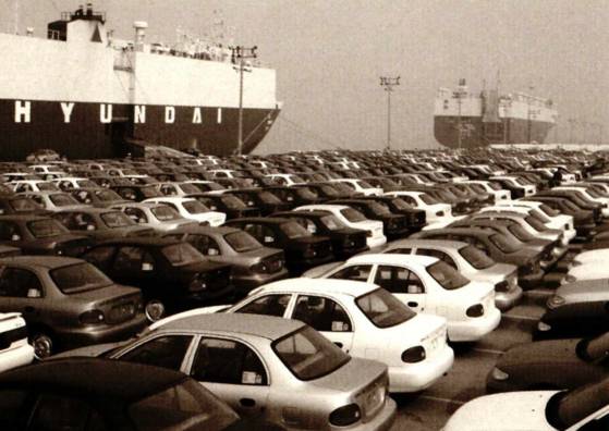 해외 수출을 기다리는 현대자동차. [사진 김명호 교수의 ‘건설자 정주영’]