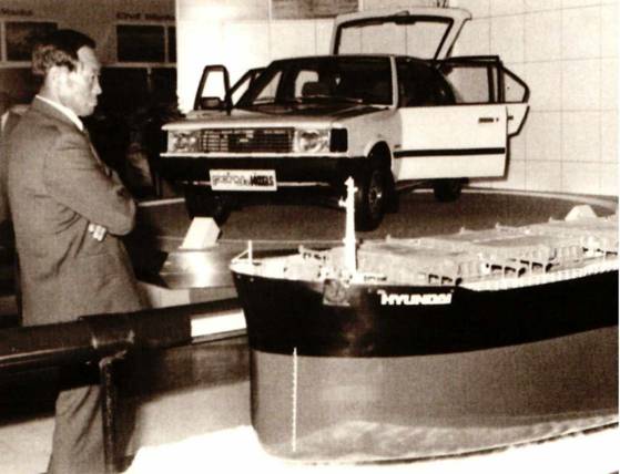 1980년대 초 전시된 포니2 모델을 바라보는 정주영. [사진 김명호 교수의 ‘건설자 정주영’]