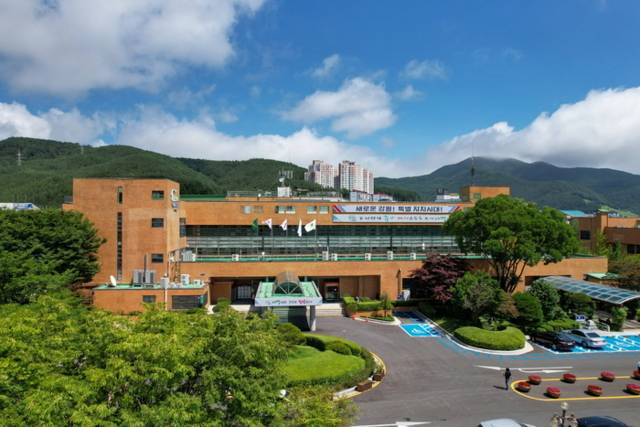 ▲ 태백시가 ‘아이 키우기 좋은 도시’ 실현을 목표로 꿈탄탄 바우처 지원, 꿈탄탄 이음터 건립, 지역 인재 장학금 확대, 교육발전특구 운영, 공교육 기반 강화 등 5대 핵심 전략을 중심으로 다양한 교육정책을 추진, 교육 정주 환경 조성에 나섰다. 태백시청 전경.