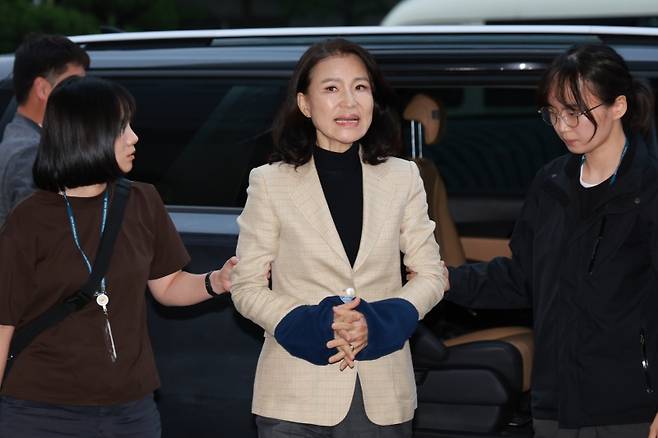 ▲ 국가공무원법 및 공직선거법 위반 등의 혐의로 체포된 이진숙 전 방송통신위원장이 2일 서울 영등포경찰서로 압송되고 있다 [연합뉴스]