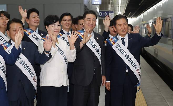 정청래 더불어민주당 대표와 김병기 원내대표를 비롯한 지도부가 2일 서울 용산역에서 추석 귀성객에게 인사를 하고 있다.  /사진=뉴스1