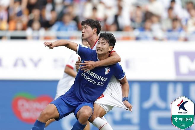 4일 경기 수원월드컵경기장에서 열린 프로축구 K리그2 수원삼성과 부천FC1995의 경기에서 수원 김현과 부천 백동규과 경합을 하고 있다.  /프로축구연맹 제공