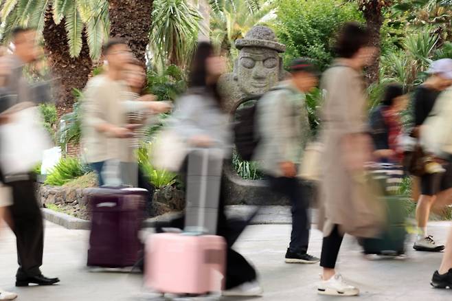추석 연휴를 하루 앞둔 2일 오전 제주공항에 도착한 귀성객과 여행객이 주차장으로 향하고 있다. 사진=연합뉴스