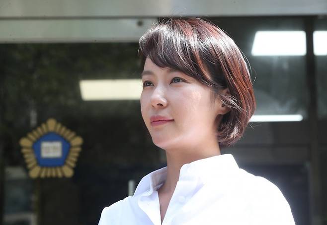 특정경제범죄 가중 처벌 등에 관한 법률 위반(횡령) 혐의로 기소된 배우 황정음이 지난 8월 21일 제주지방법원에서 열린 결심 공판에서 징역 3년을 구형받고 법원을 나오면서 취재진 질문에 답변하고 있다.  /사진=뉴스1