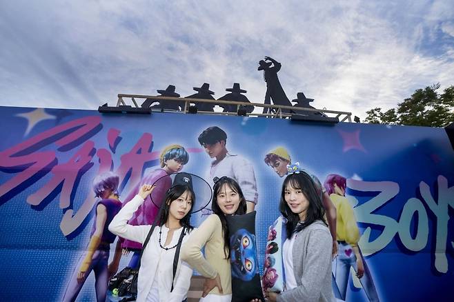모델들이 에버랜드 케이팝 데몬 헌터스 테마존을 소개하고 있다.