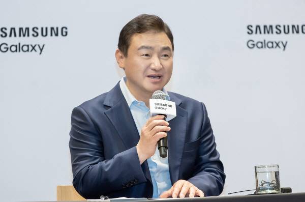 노태문 삼성전자 DX부문장 직무대행(사장)이 지난 7월 9일(현지시간) 미국 뉴욕에서 열린 ‘삼성 갤럭시 언팩 2025’ 행사 직후 국내 기자간담회를 진행하고 있다. 이 자리에서 트라이폴드 스마트폰 출시 계획을 밝혔다. 삼성전자 제공