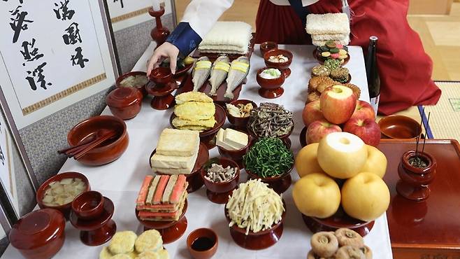 Ancestral rite table for Chuseok (Yonhap)