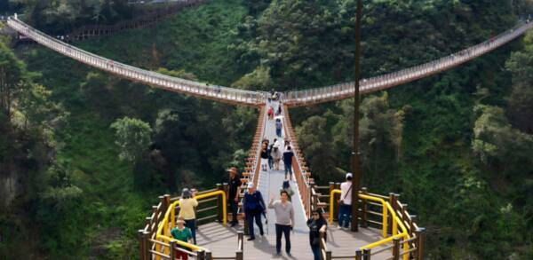 포천 한탄강 Y자형 출렁다리에서 시민들이 드론으로 촬영한 항공사진을 무료로 제공받으며 기념 촬영을 하고 있다. 포천시 제공