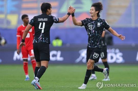 헤더 결승골을 터트린 신민하(오른쪽)가 함선우와 세리머니 하고 있다. / 사진=연합뉴스