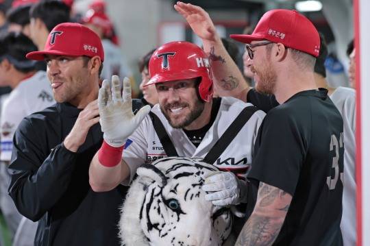 4일 시즌 최종전에서 3점 홈런을 친 KIA 위즈덤. 사진[연합뉴스]