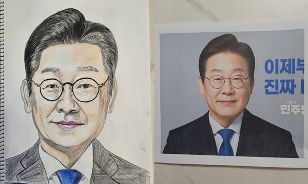 ▲ 김지훈 바리스타가 그린 이재명 대통령 얼굴 그림(왼쪽), 오른쪽 사진을 보고 그렸다. 오른쪽 사진은 현재 이재명 대통령 페이스북 프로필 사진이기도 하다