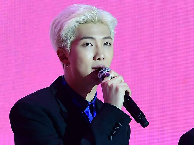 가수 방탄소년단(BTS)이 17일 오전 동대문디자인플라자(DDP)에서 열린 새 앨범 ‘맵 오브 더 솔: 페르소나’(Map of the soul: Persona) 발매 기념 기자간담회에 참석하고 있다. 방탄소년단 멤버 RM이 취재진의 질문에 답하고 있다. 2019.04.17 <강영국 스타투데이 기자>