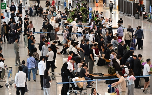 중국인 단체관광객 무비자 입국 첫날인 29일 인천국제공항 제1터미널 입국장이 관광객들로 붐비고 있다. [사진 출처 = 연합뉴스]