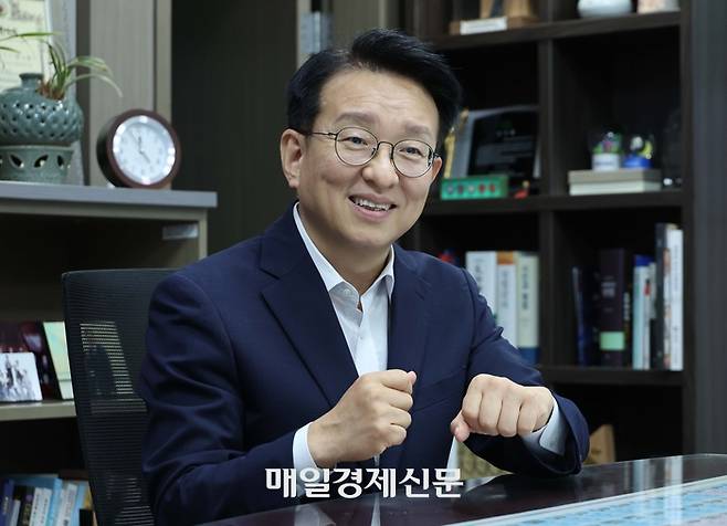 권칠승 더불어민주당 의원이 지난 1일 국회 의원회관에서 매일경제신문과 인터뷰를 하고 있다.  [한주형기자]