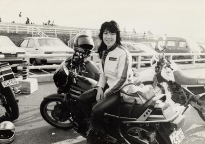 대학시절 오토바이를 즐겨 타던 모습 [다카이치 사나에 홈페이지]