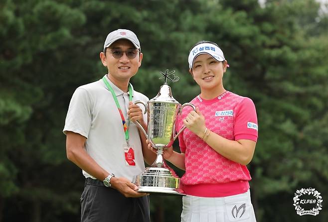 KB금융 스타챔피언십 정상에 오른 유현조와 함께 기념 촬영을 한 권기택 골프 코치. KLPGA