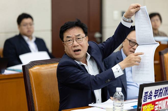 (서울=뉴스1) 이승배 기자 = 서범수(국민의힘) 야당 간사가 22일 서울 여의도 국회에서 열린 제429회국회(정기회) 행정안전위원회 제5차 전체회의에서 정부조직법 개편안 관련 항의하고 있다. 2025.9.22/뉴스1 Copyright (C) 뉴스1. All rights reserved. 무단 전재 및 재배포, AI학습 이용 금지. /사진=(서울=뉴스1) 이승배 기자