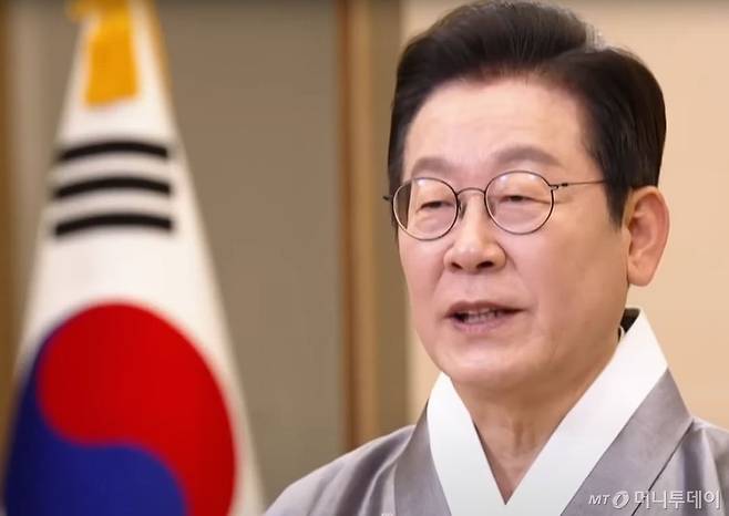 [서울=뉴시스] 최동준 기자 = 이재명 대통령이 4일 영상 메시지를 통해 추석 명절 인사를 전하고 있다. (사진=KTV 캡처) 2025.10.04. photo@newsis.com  *재판매 및 DB 금지 /사진=최동준