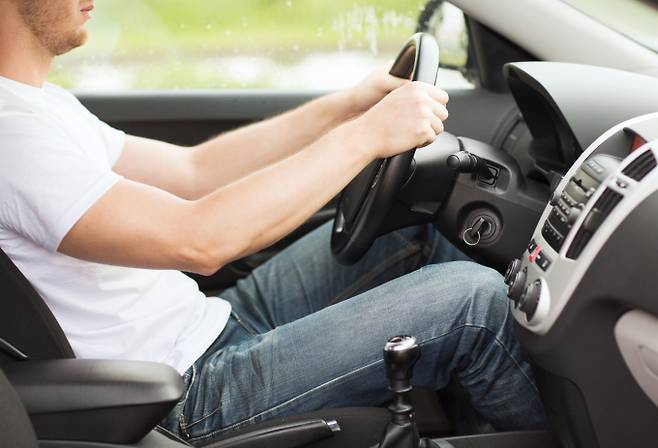 바른 운전자세의 기본은 엉덩이와 허리를 좌석에 최대한 밀착시키는 것이다. /사진=클립아트코리아