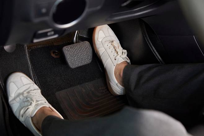 브레이크 패달을 최대한 밟았을 때는 무릎이 살짝 구부러져야 한다. /사진=클립아트코리아