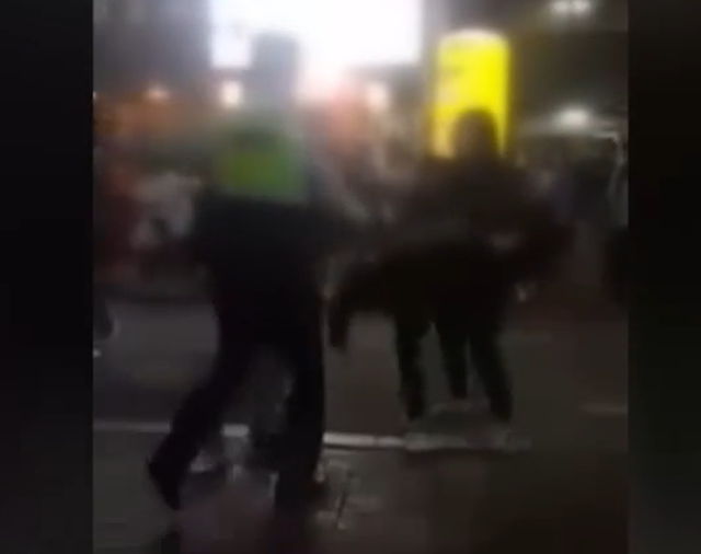 경찰에게 발길질하는 취객.  기사와 직접 관련 없음. 온라인 커뮤니티 캡처