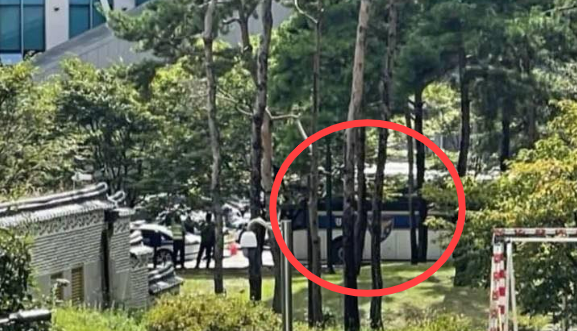 주진우 국민의힘 의원이 3일 ‘국정자원 화재 당시 이재명 대통령이 예능을 촬영했을 가능성이 있다’는 의혹에 대한 근거로 제시한 사진. 주 의원은 자신의 페이스북에 방송사 인근으로 추정되는 곳에 경찰 버스가 주차돼 있다며 이 사진을 게시했다. 다만 이 사진이 정확히 어느 시점에 촬영됐고, 해당 경찰 인력이 실제 대통령 경호 임무를 맡았는지는 확인되지 않았다. 주진우 의원 페이스북 캡처