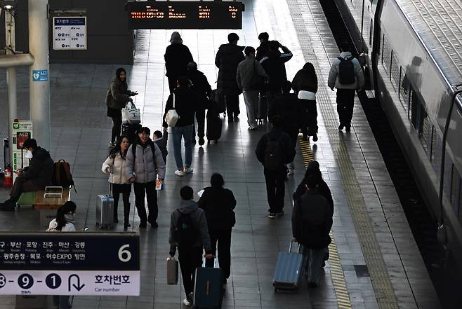 지난 명절 당시 서울역 경부선 승강장이 명절을 맞아 고향을 찾는 귀성객들로 붐비는 가운데 열차 이용객들이 분주히 움직이고 있다. 이상섭 기자