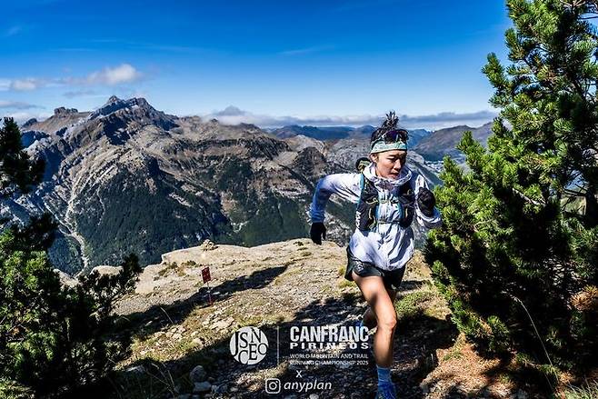 [부산=뉴시스] 김진희 연구원은 지난달 25일~28일까지 스페인 칸프랑크에서 열리는 '2025 세계 산악·트레일러닝 선수권대회(WMTRC)' 한국 국가대표로 참가했다. 대회 전 훈련을 하고 있는 김 연구원. (사진=김진희 연구원 본인, 조준 작가 제공) 2025.10.04. photo@newsis.com *재판매 및 DB 금지