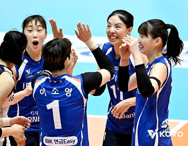 [서울=뉴시스]여자배구 IBK기업은행, 컵대회 우승. (사진=KOVO 제공)