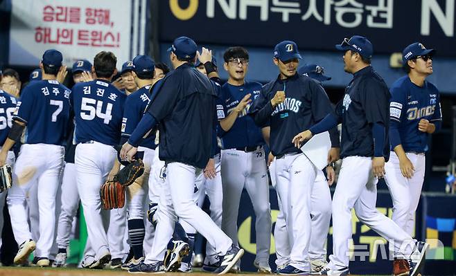 [서울=뉴시스] 이영환 기자 = 1일 오후 서울 송파구 잠실야구장에서 열린 2025 KBO 리그 NC 다이노스와 LG 트윈스의 경기, 7-3으로 승리한 NC 이호준 감독이 선수들을 격려하고 있다. 2025.10.01. 20hwan@newsis.com