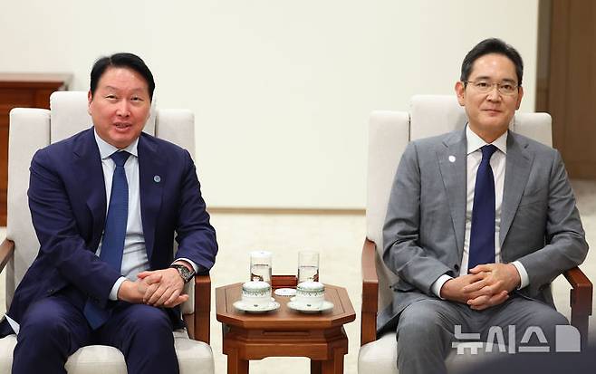 [서울=뉴시스] 고범준 기자 = 최태원 SK 대표이사 회장과 이재용 삼성전자 회장이 1일 서울 용산 대통령실 청사에서 열린 이재명 대통령과 샘 알트만 오픈AI 대표 접견에 참석해 발언하고 있다. (대통령실통신사진기자단) 2025.10.01. bjko@newsis.com