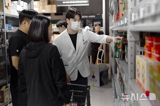 [광주=뉴시스] 이현행 기자 = 4일 오전 광주 광산구 수완동에 위치한 광주 1호 창고형 약국에서 시민들이 약사와 상담하고 있다. 2025.10.04. lhh@newsis.com