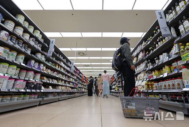 [서울=뉴시스] 조성우 기자 = 서울 시내의 한 대형마트에서 고객들이 장을 보고 있다. 2025.09.23. xconfind@newsis.com
