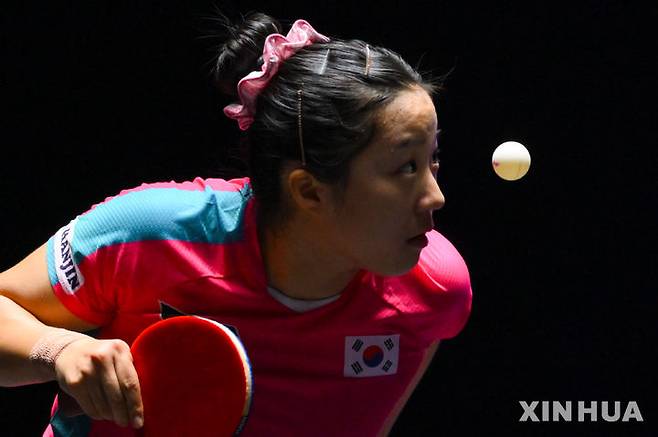 [마카오=신화/뉴시스] 신유빈(17위)이 9일(현지 시간) 중국 마카오에서 열린 2025 월드테이블테니스(WTT) 마카오 챔피언스 여자 단식 1라운드(32강)에서 오도 사츠키(10위·일본)와 경기하고 있다. 신유빈이 2-3(11-9 11-9 9-11 10-12 9-11)로 아쉽게 역전패하며 16강에 오르지 못했다. 2025.09.10.