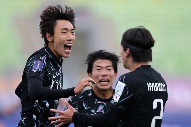 선제골 넣고 둉료들과 기쁨을 나누는 김현민(사진 맨 왼쪽). 연합뉴스