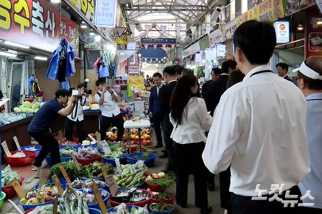 서울 양천구 목사랑시장을 찾은 구세군과 금융기관 관계자들.