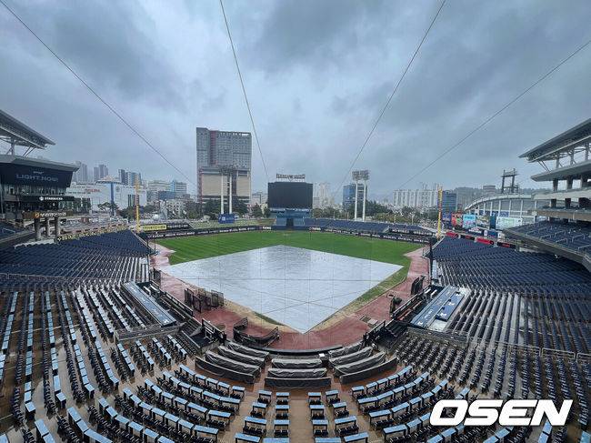 [OSEN=창원, 이석우 기자] 3일 창원NC파크에서 2025 신한 SOL 뱅크 KBO 리그 NC 다이노스와 SSG 랜더스의 경기가 열린다. 결국 우천 취소 결정이 나며 4일로 미뤄졌다. 2025.10.03 / foto0307@osen.co.kr