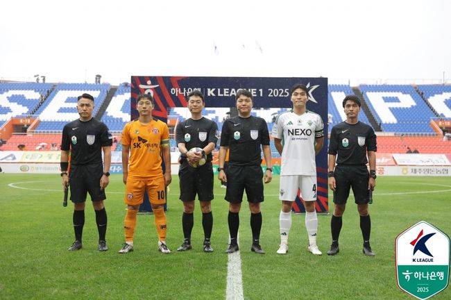 (왼쪽부터) 홍석찬 2부심, 제주 남태희, 최광호 대기심, 이동준 주심, 전북 박진섭, 김계용 1부심